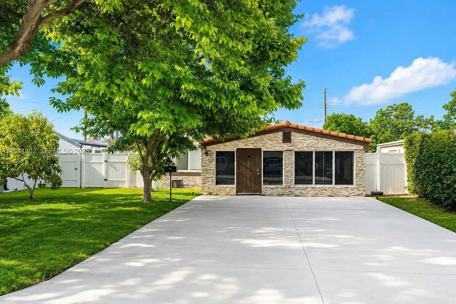 2 bedroom 1 bath Residential Lease for rent at 1980 NE 174th St, North Miami Beach FL 33162