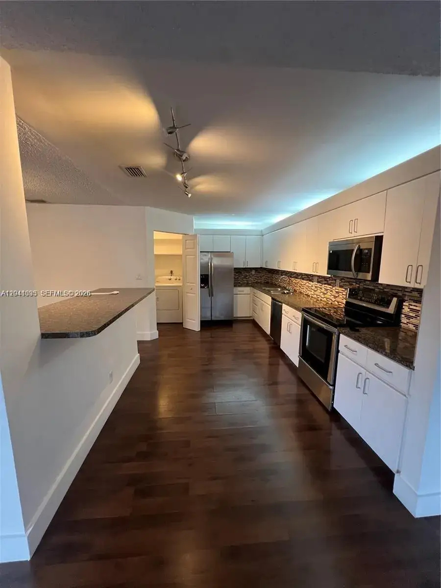 3 bedroom 2 bath Residential Lease for rent at 561 Racquet Club Rd # 21, Weston FL 33326