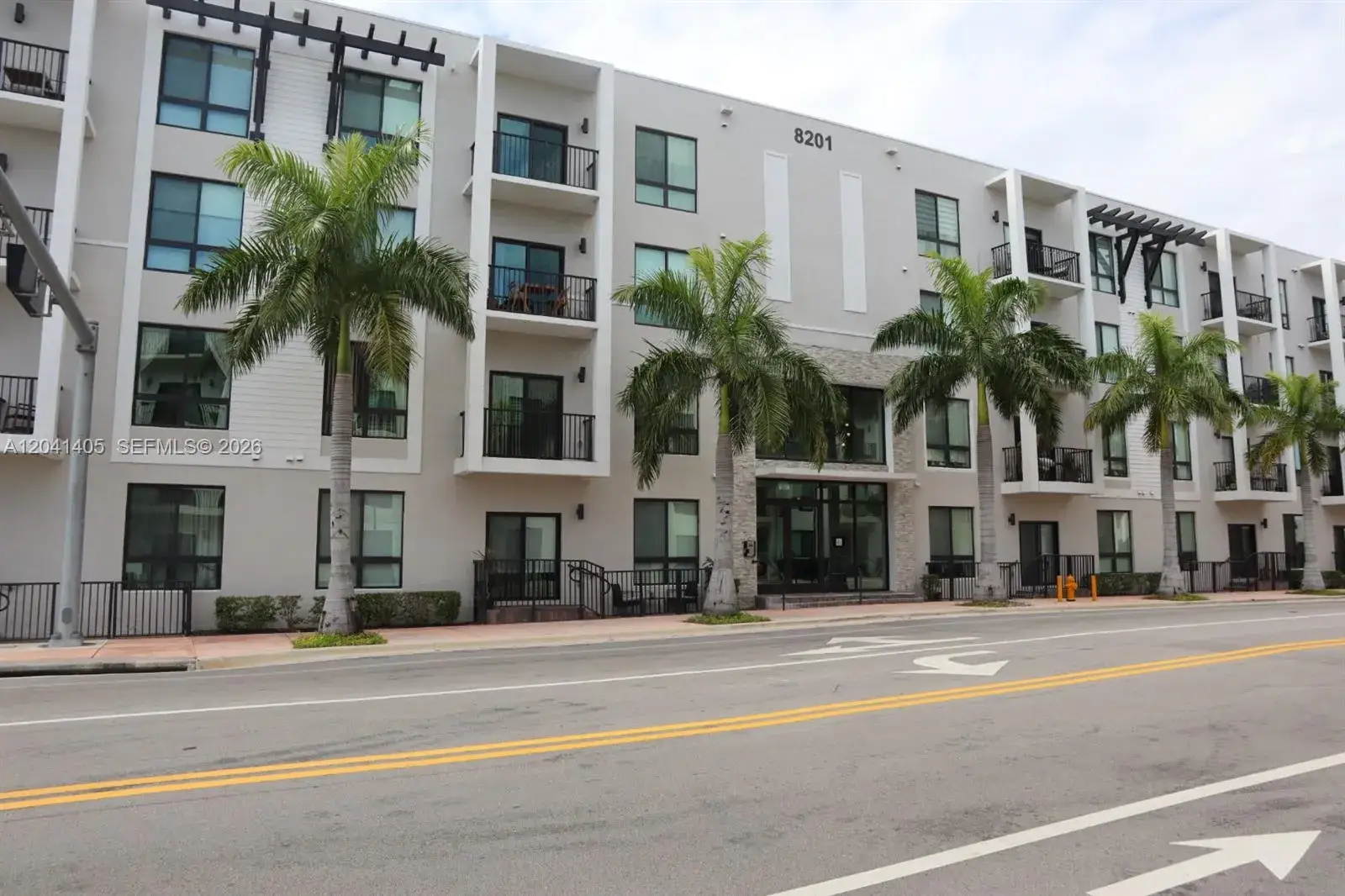 3 bedroom 2 bath Residential for sale at 8201 NW 41st St # 402, Doral FL 33166