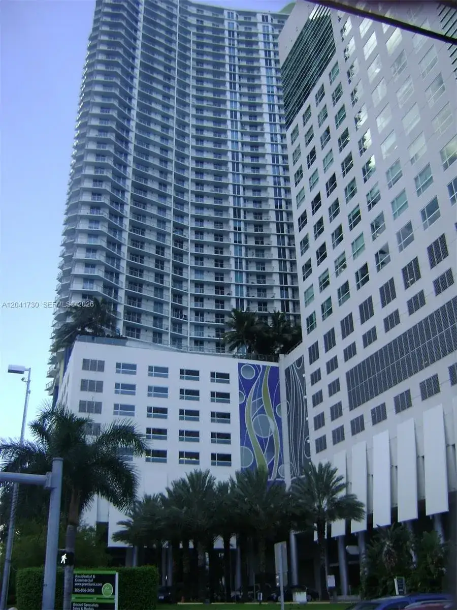 1 bedroom 1 bath Residential Lease for rent at 185 SW 7th St # 2104, Miami FL 33130
