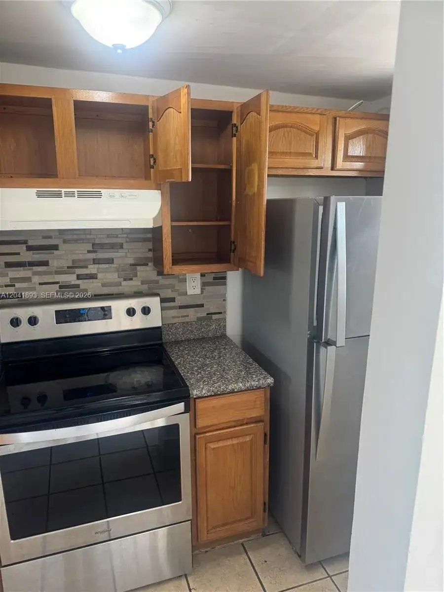 2 bedroom 1 bath Residential Lease for rent at 1551 W Okeechobee Rd # 19, Hialeah FL 33010