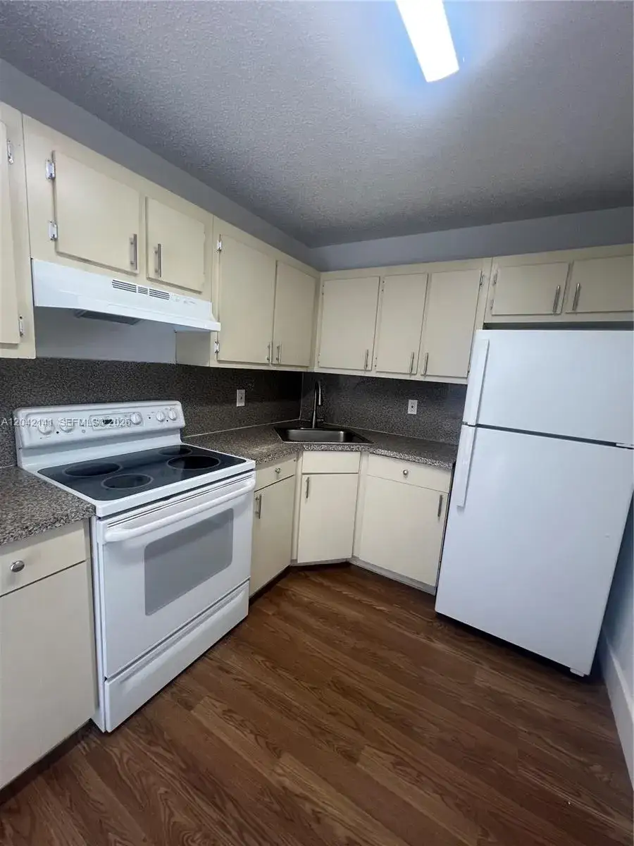 2 bedroom 1 bath Residential Lease for rent at 6141 W 22nd Ct # 202, Hialeah FL 33016