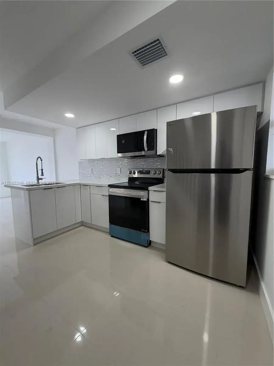 2 bedroom 1 bath Residential Lease for rent at 1551 W Okeechobee Rd # 9, Hialeah FL 33010