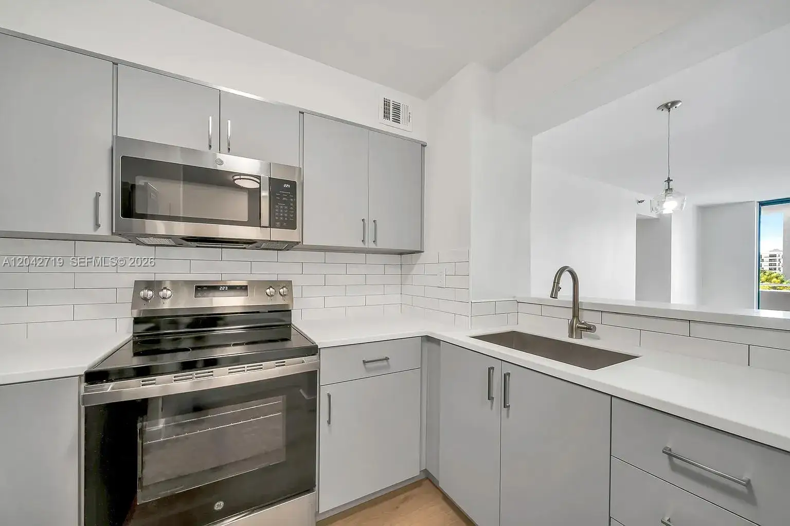 3 bedroom 2 bath Residential Lease for rent at 501 SW 1st St # 502, Miami FL 33130