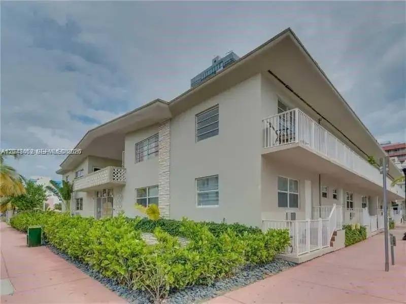 1 bedroom 1 bath Residential Lease for rent at 101 Collins Ave # 1, Miami Beach FL 33139