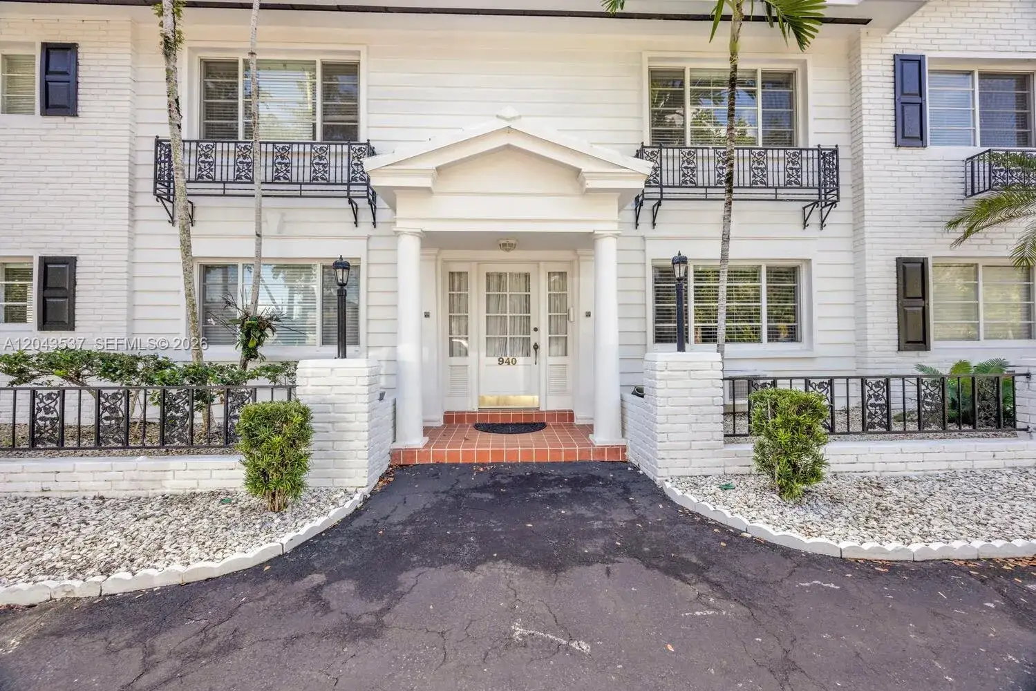 2 bedroom 2 bath Residential Lease for rent at 940 Sevilla Ave # 206, Coral Gables FL 33134