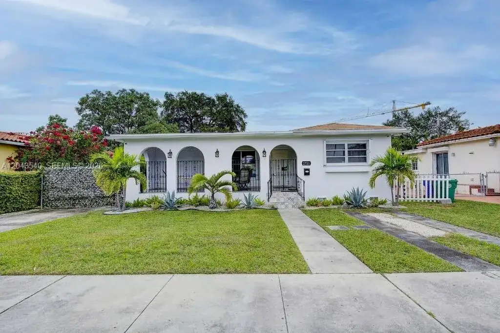 1 bedroom 1 bath Residential Lease for rent at 2721 SW 30th Ave, Miami FL 33133