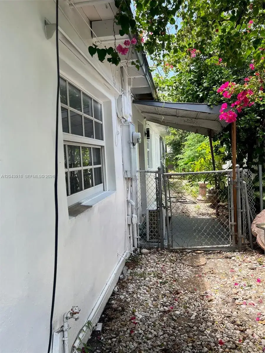 1 bedroom 1 bath Residential Lease for rent at 0 East Dr. # 0, North Miami Beach FL 33162