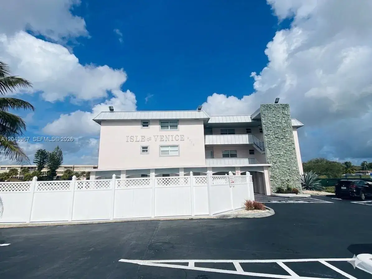 1 bedroom 1 bath Residential Lease for rent at 2775 Taft St # 307, Hollywood FL 33020