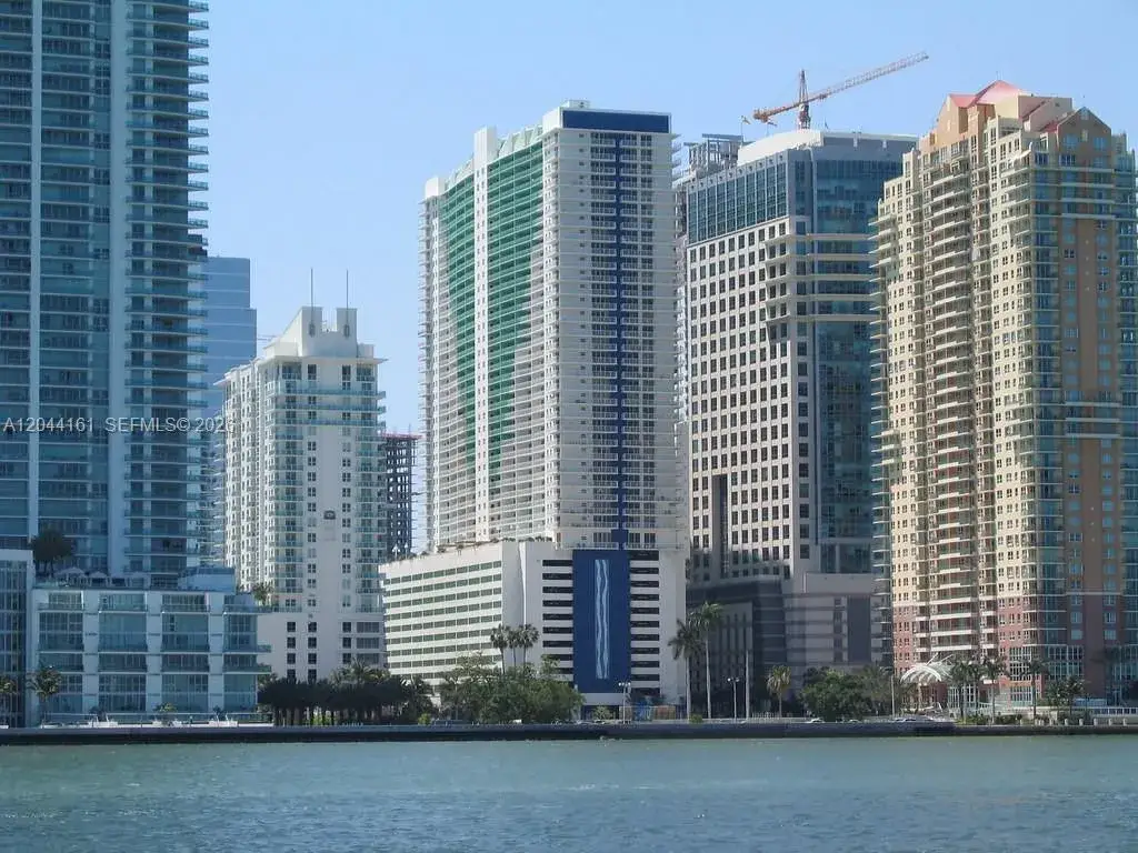 1 bedroom 1 bath Residential Lease for rent at 1200 Brickell Bay Dr # 2806, Miami FL 33131