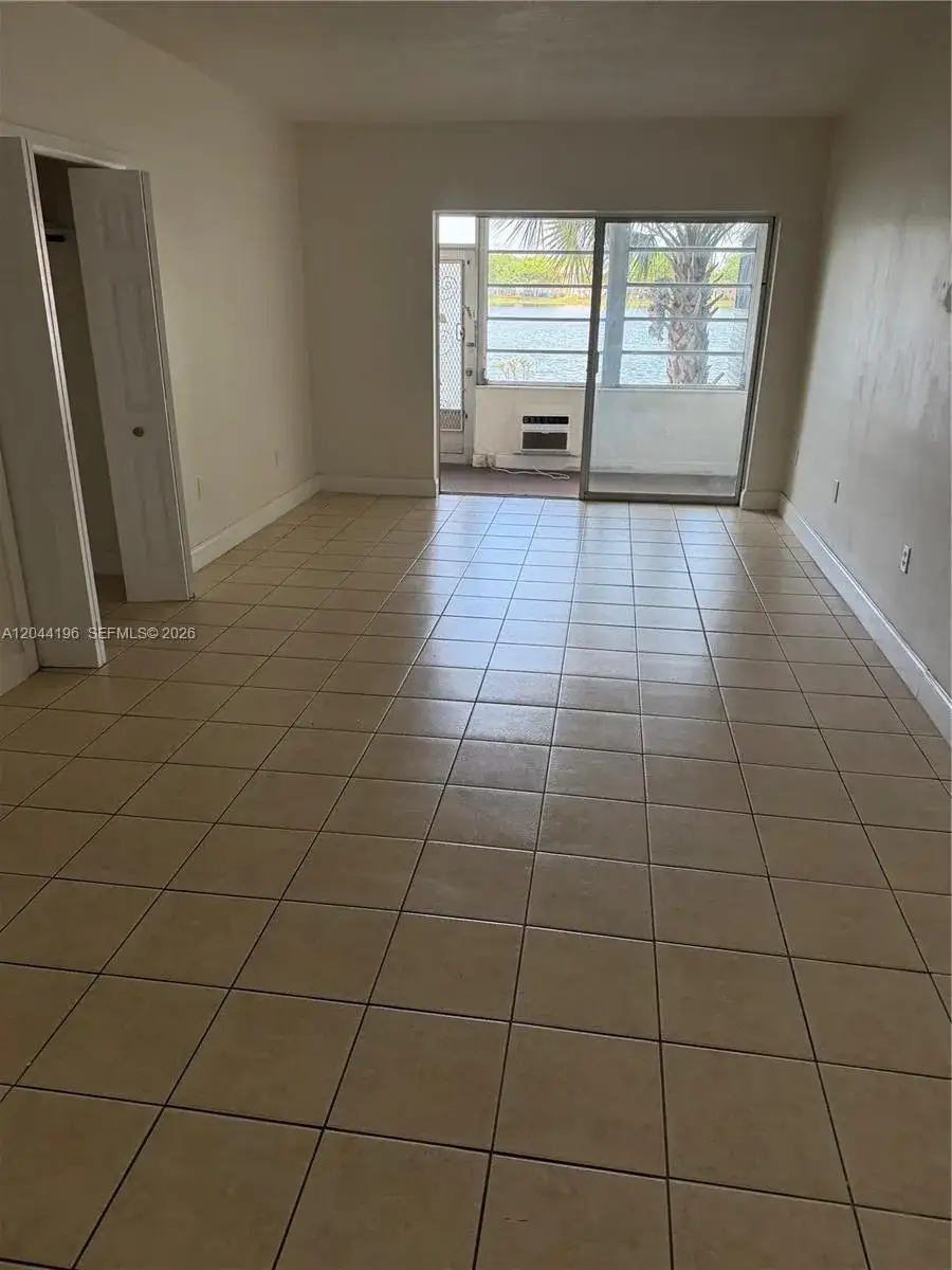 1 bedroom 1 bath Residential Lease for rent at 19001 NE 2nd Ave # 1404, Miami FL 33179