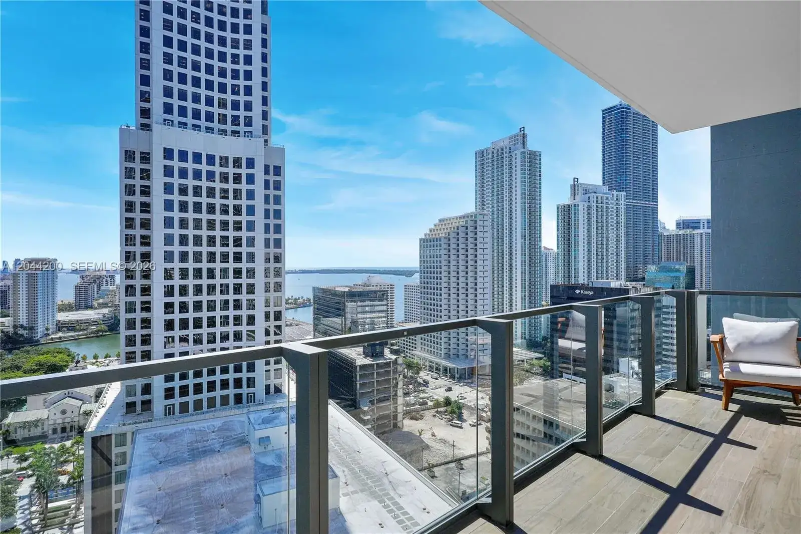 1 bedroom 1 bath Residential Lease for rent at 68 SE 6th St # 2005, Miami FL 33131