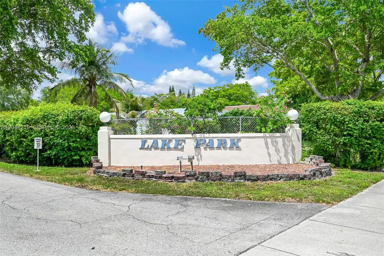 1 bedroom 1 bath Residential for sale at 942 NE 199th St # 4E, Miami FL 33179
