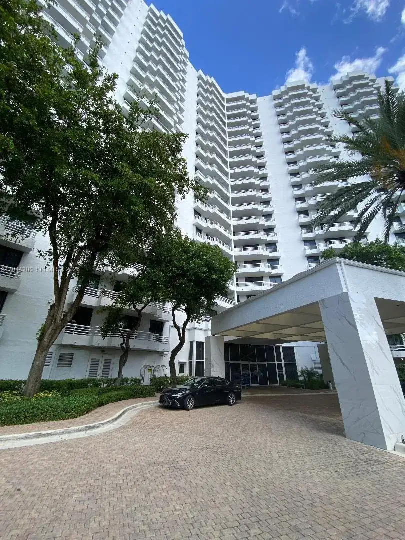 2 bedroom 2 bath Residential for sale at 3300 NE 192nd St # 612, Aventura FL 33180