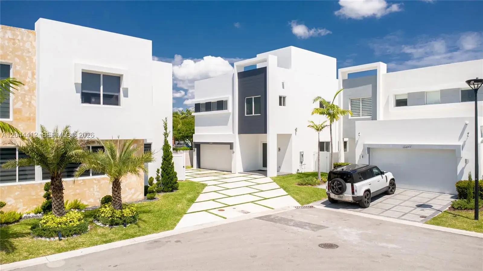 5 bedroom 4 bath Residential for sale at 10381 NW 67th Ter, Doral FL 33178
