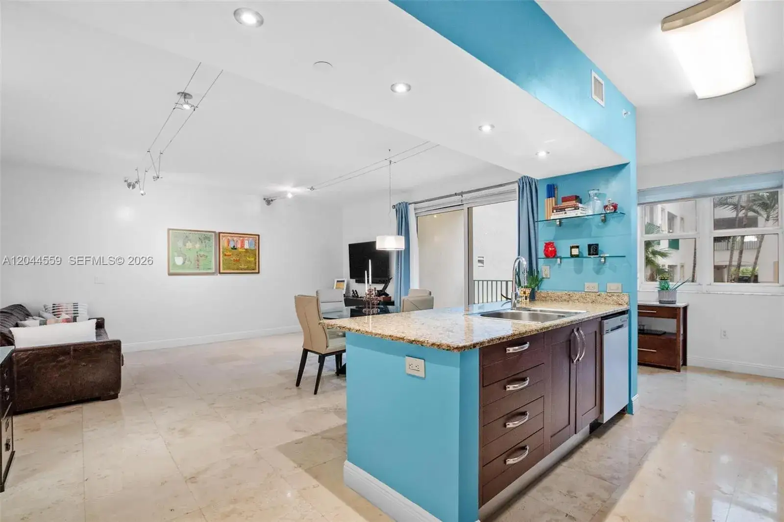 1 bedroom 1 bath Residential Lease for rent at 19900 E Country Club Dr # 212, Aventura FL 33180