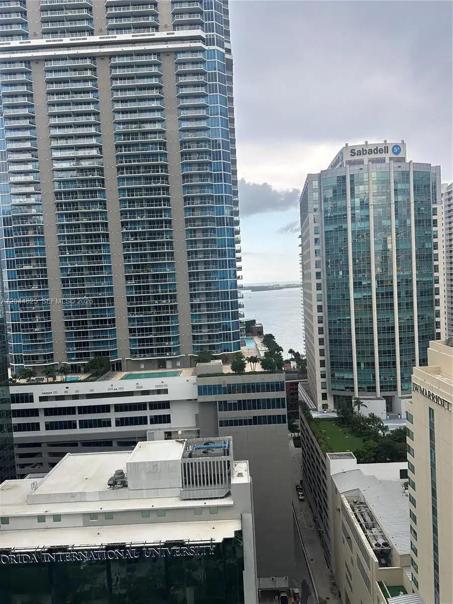 1 bedroom 1 bath Residential Lease for rent at 1060 Brickell Ave # 2505, Miami FL 33131