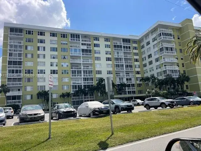 2 bedroom 2 bath Residential for sale at 4400 Hillcrest Dr # 701B, Hollywood FL 33021