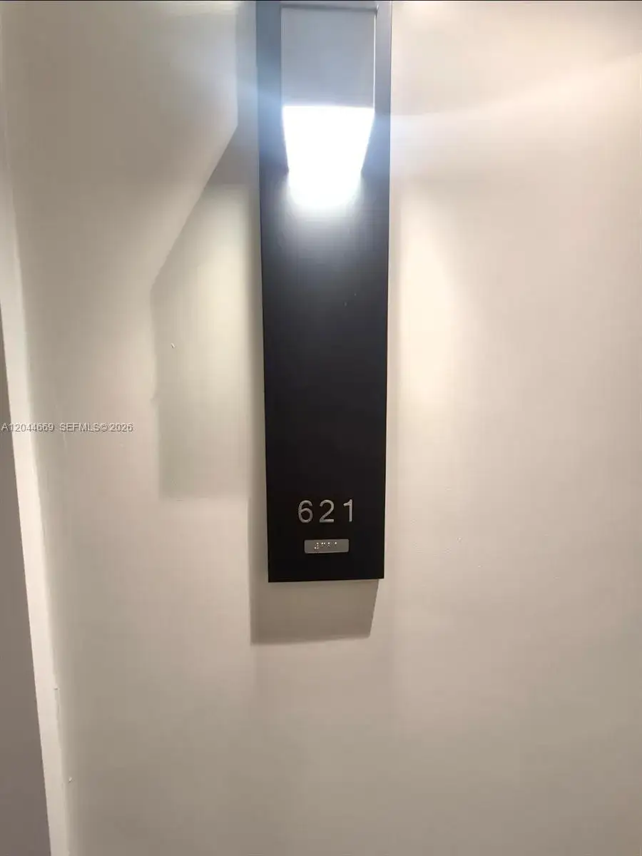 1 bedroom 1 bath Residential Lease for rent at 3180 S Ocean Dr # 621, Hallandale Beach FL 33009