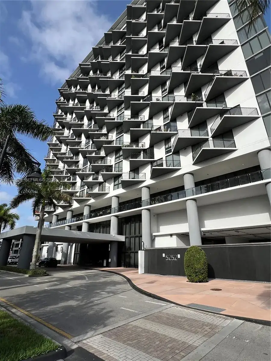 1 bedroom 1 bath Residential for sale at 5252 NW 85th Ave # 1707, Doral FL 33166