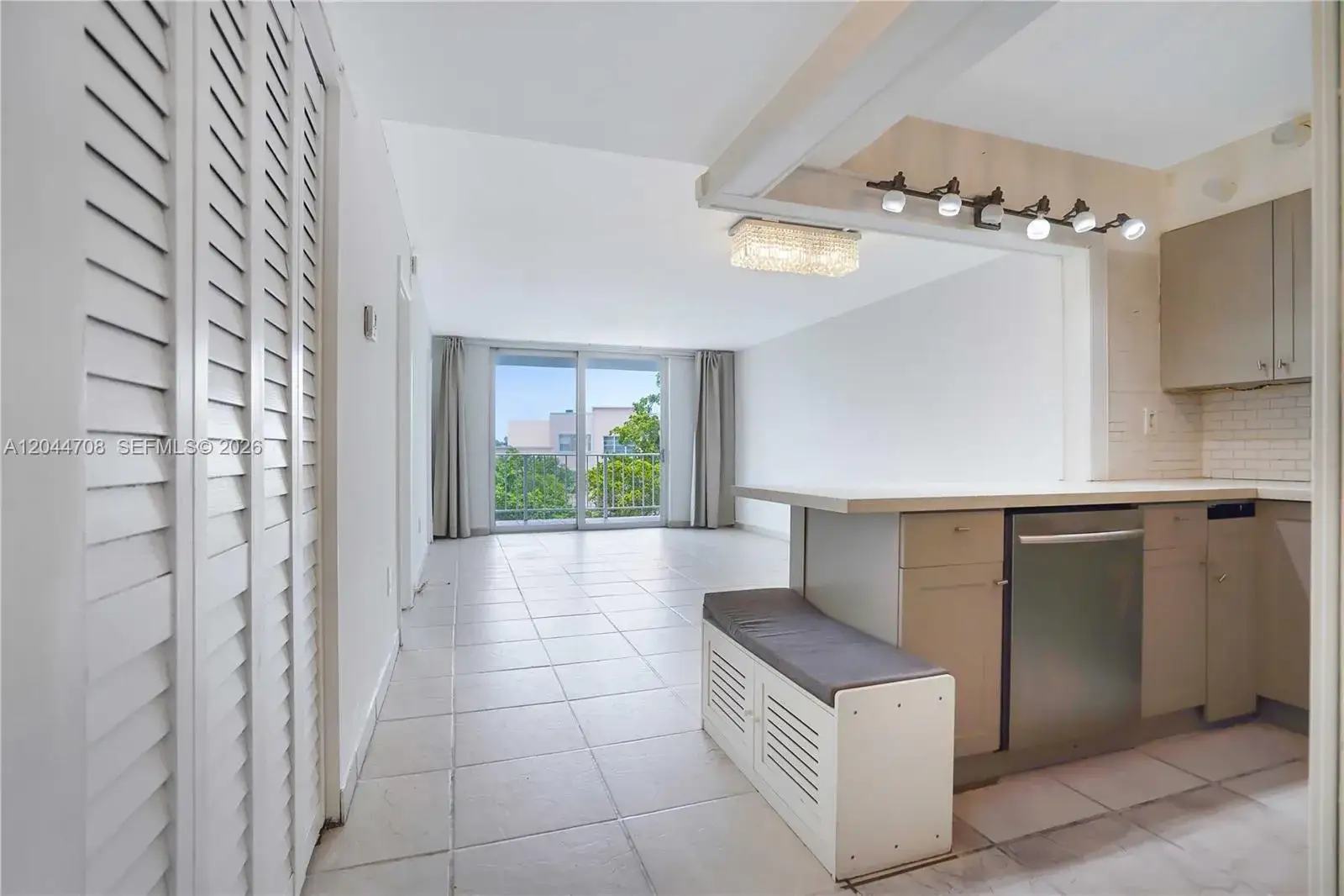 1 bedroom 1 bath Residential Lease for rent at 6900 Bay Dr # 3H, Miami Beach FL 33141