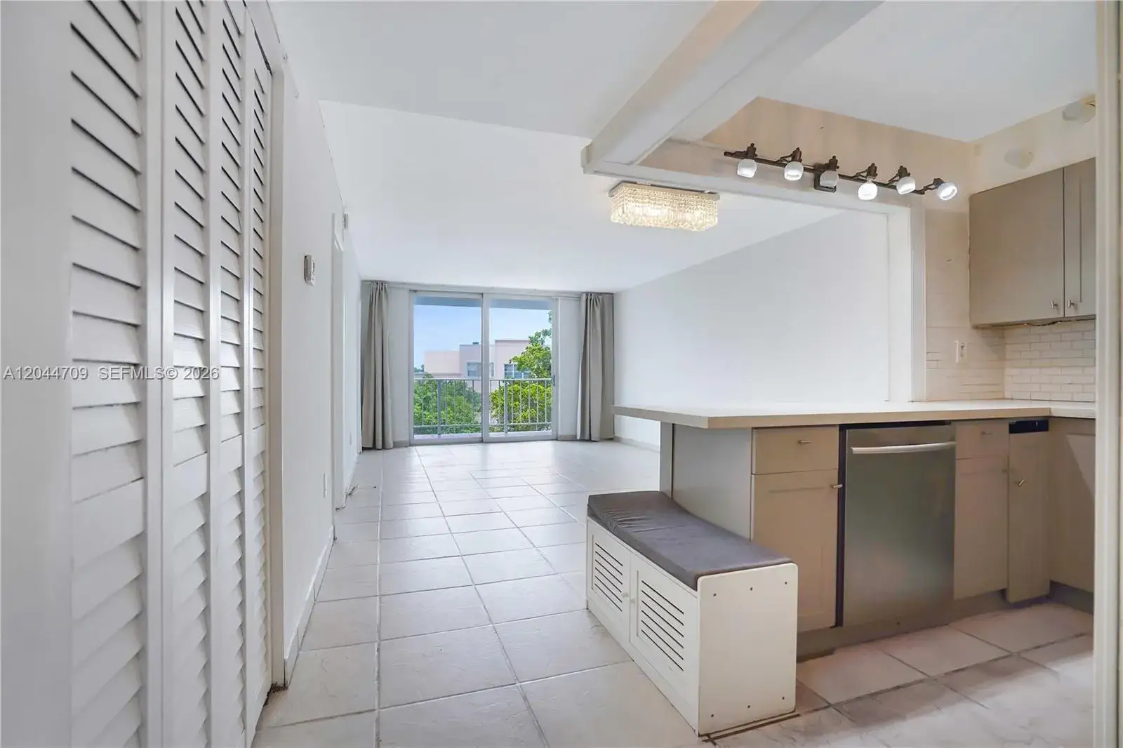 1 bedroom 1 bath Residential for sale at 6900 Bay Dr # 3H, Miami Beach FL 33141