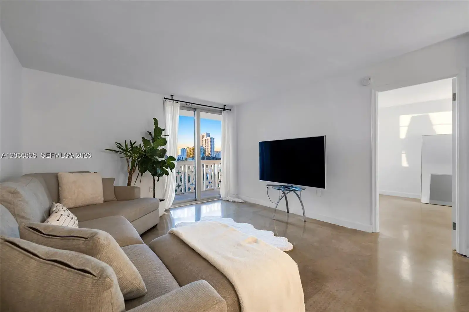 1 bedroom 1 bath Residential Lease for rent at 1020 Meridian Ave # 816, Miami Beach FL 33139