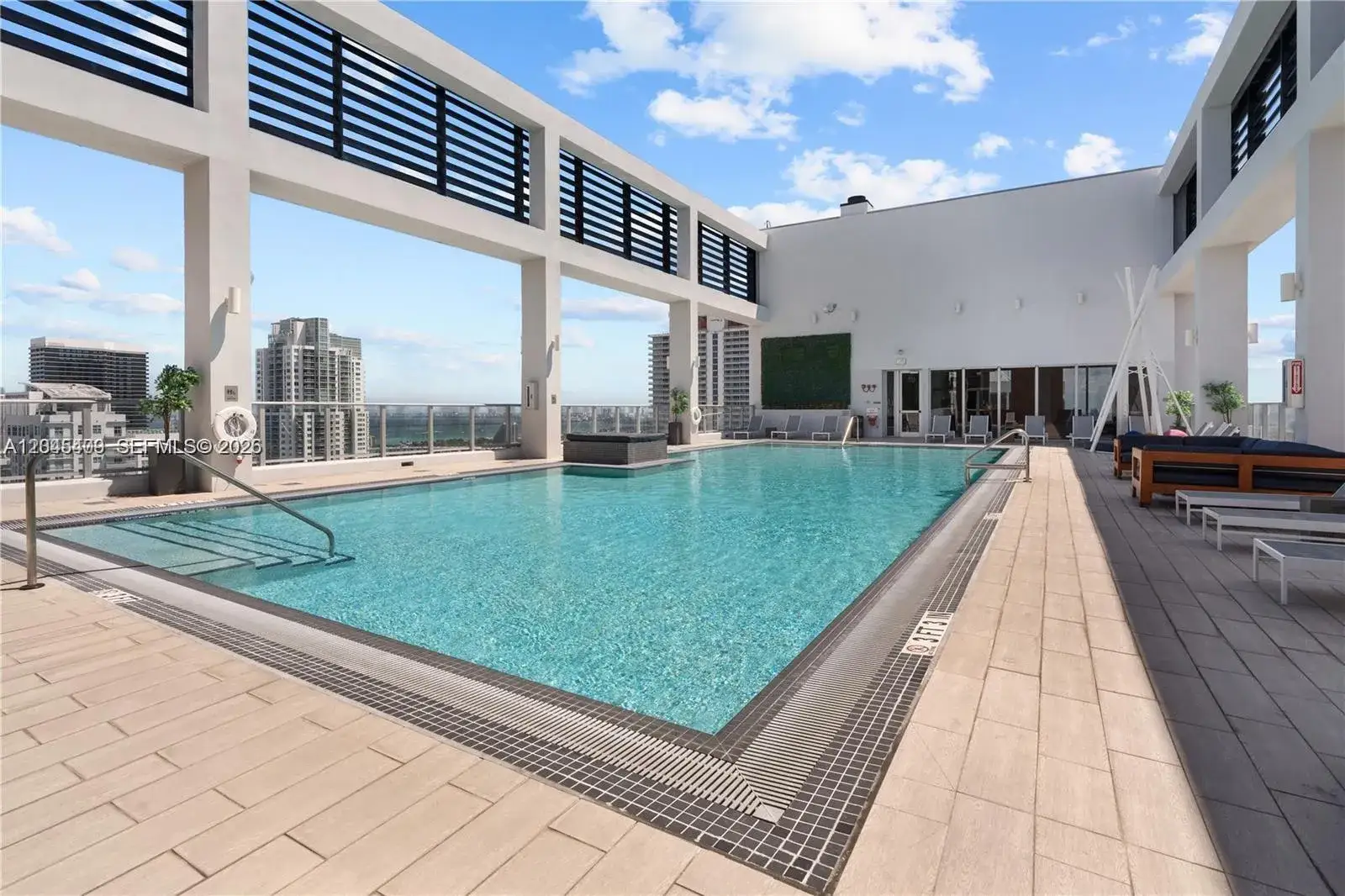1 bedroom 1 bath Residential Lease for rent at 151 SE 1st St # 1402, Miami FL 33131
