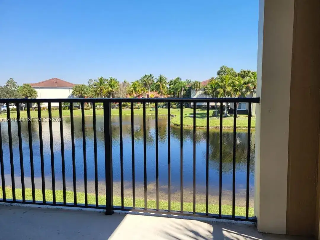 1 bedroom 1 bath Residential Lease for rent at 8070 N Nob Hill Rd # 208, Tamarac FL 33321