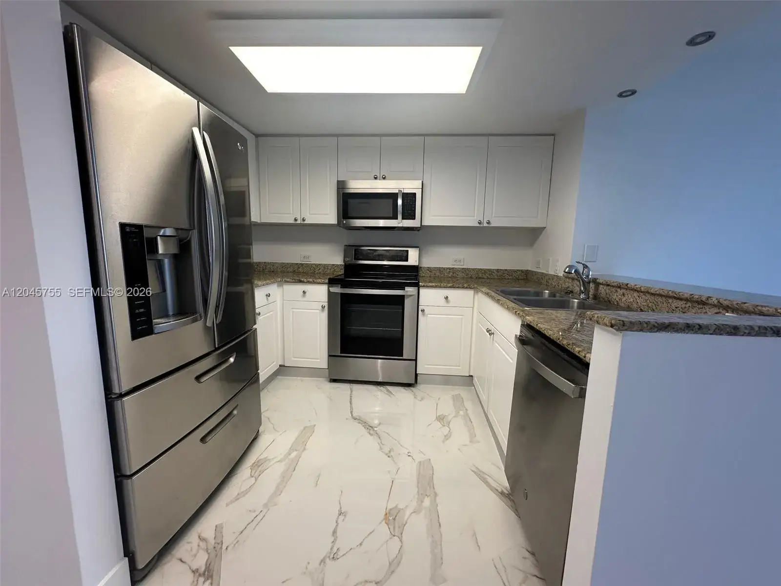 1 bedroom 1 bath Residential Lease for rent at 19501 W Country Club Dr # 406, Aventura FL 33180