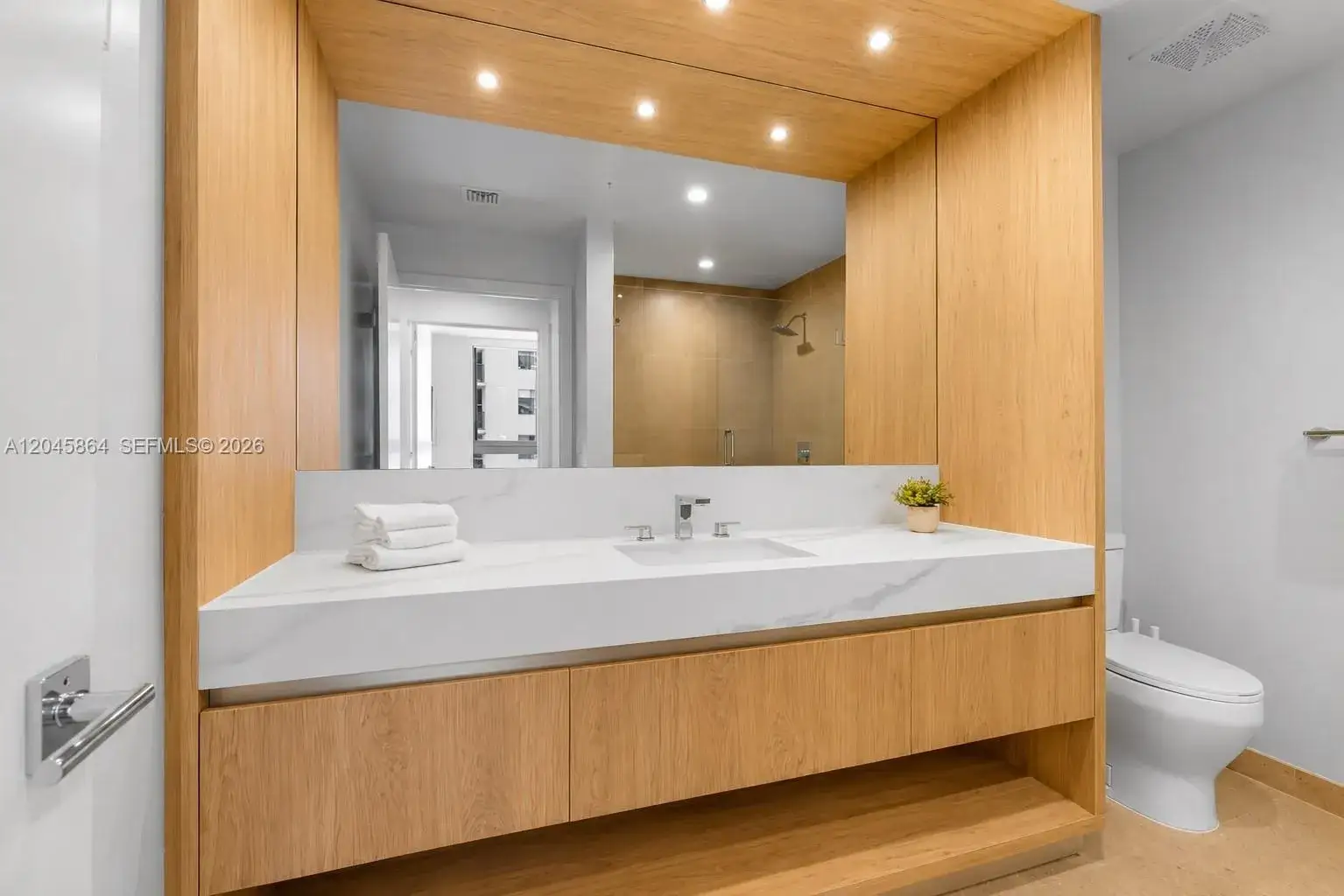 1 bedroom 1 bath Residential Lease for rent at 11 NE 6th St # 1712, Miami FL 33132