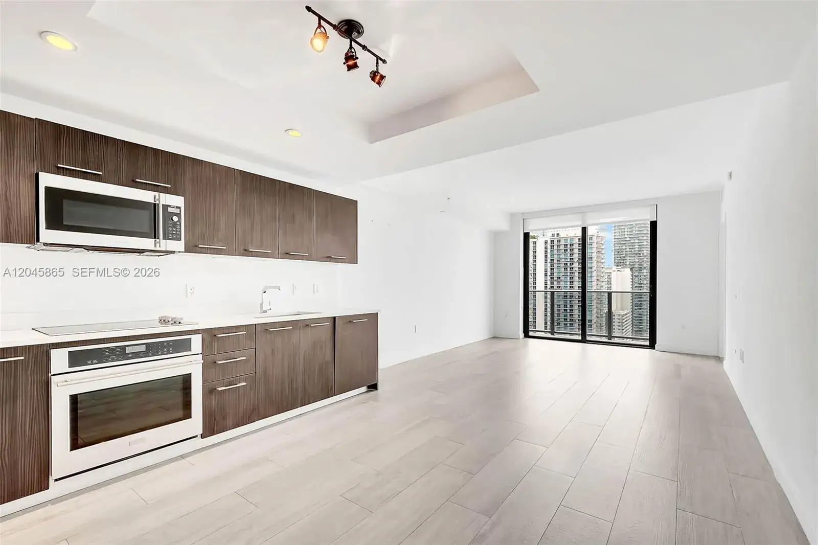 1 bedroom 2 bath Residential Lease for rent at 55 SW 9th St # 3104, Miami FL 33130