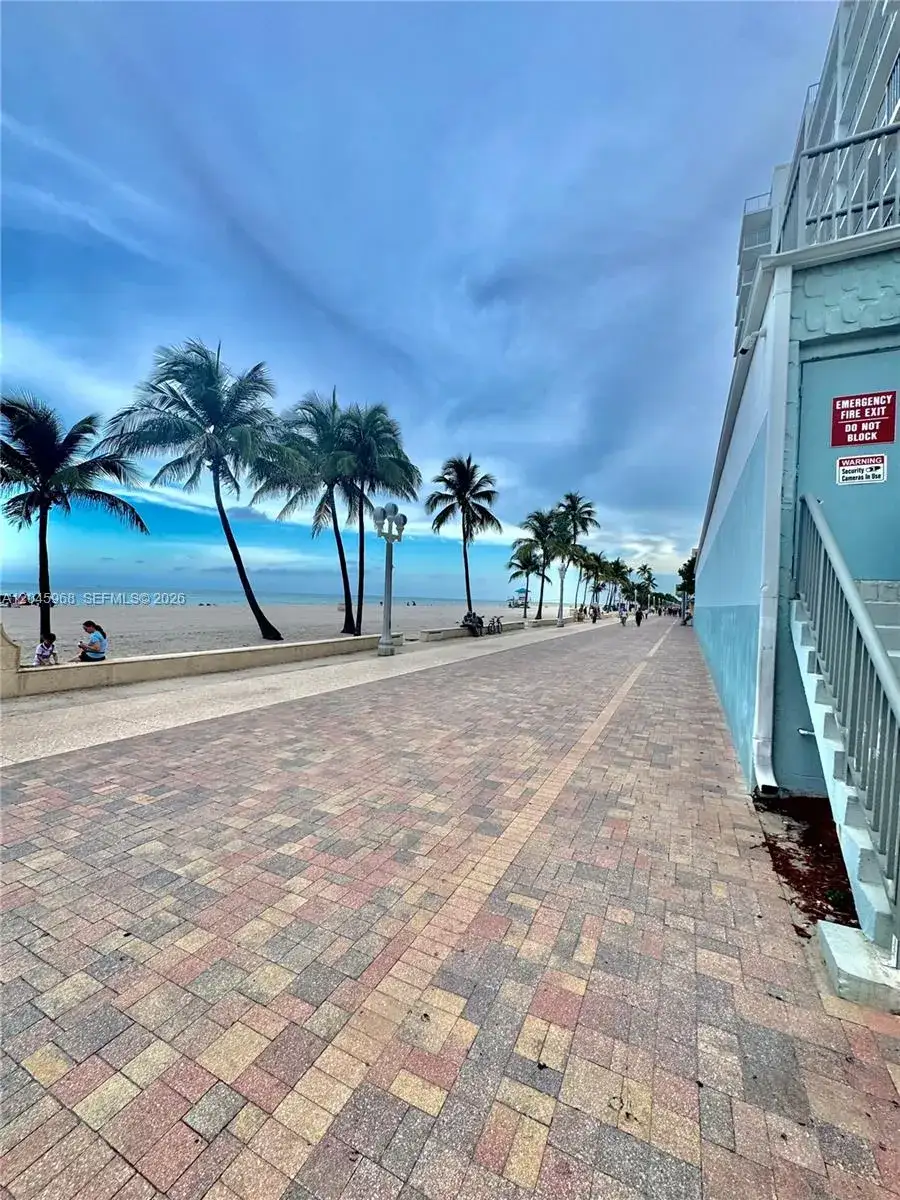 1 bedroom 1 bath Residential for sale at 400 N Surf Rd, Hollywood FL 33019