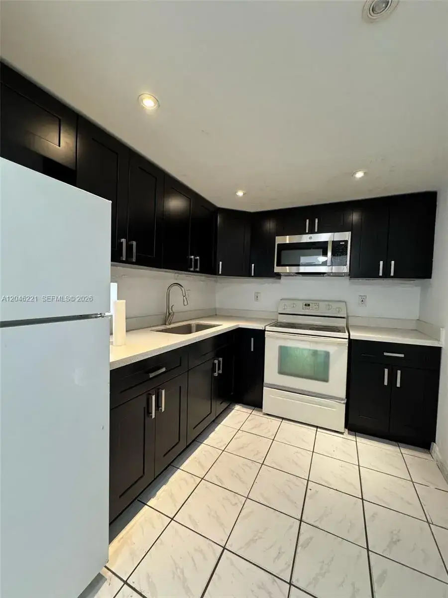2 bedroom 2 bath Residential Lease for rent at 5775 W 20th Ave # 310, Hialeah FL 33012