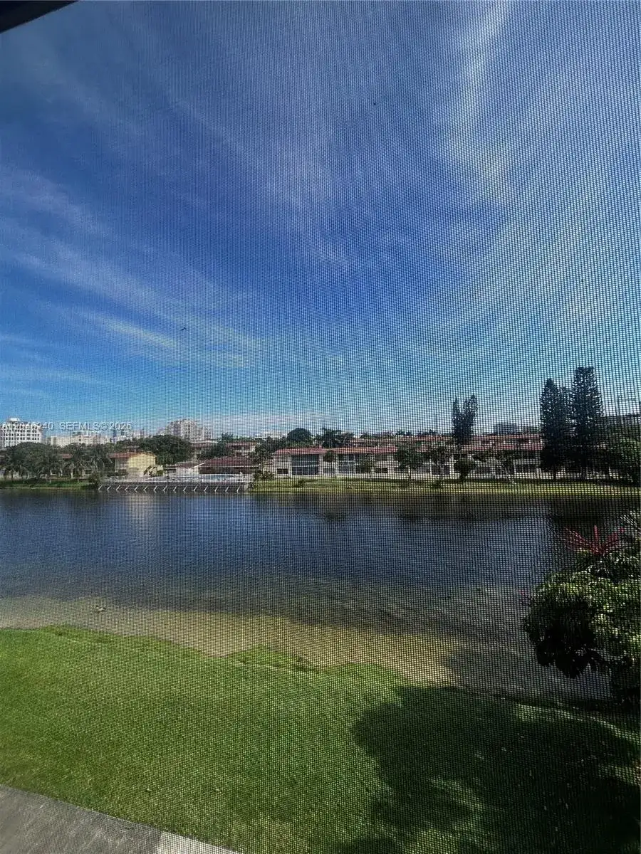 2 bedroom 1 bath Residential Lease for rent at 2880 NE 203rd St # B25, Aventura FL 33180