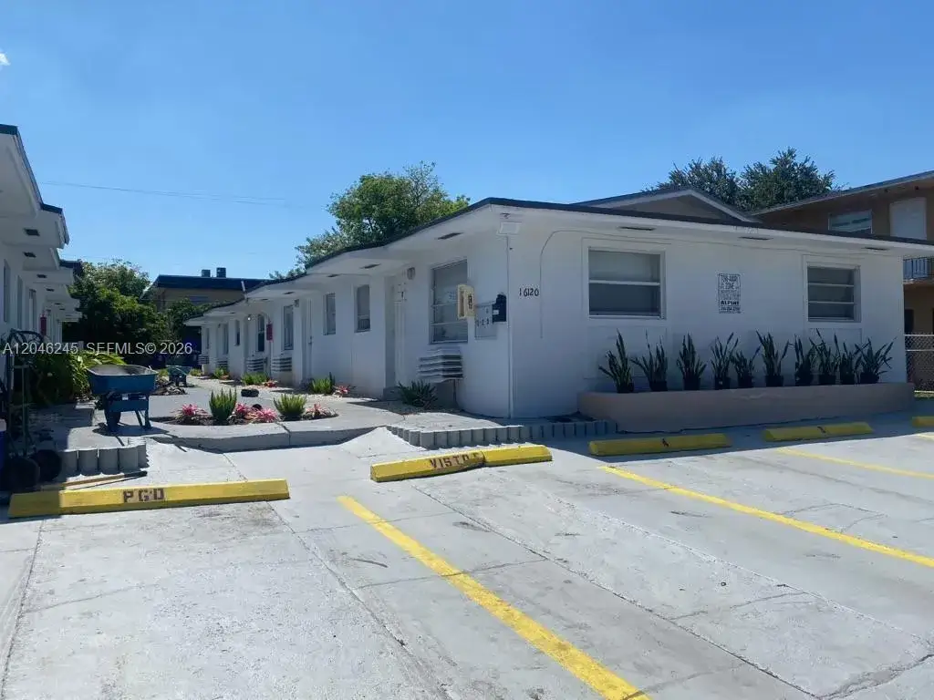 1 bedroom 1 bath Residential Lease for rent at 16120 NE 19th Pl # 3, North Miami Beach FL 33162