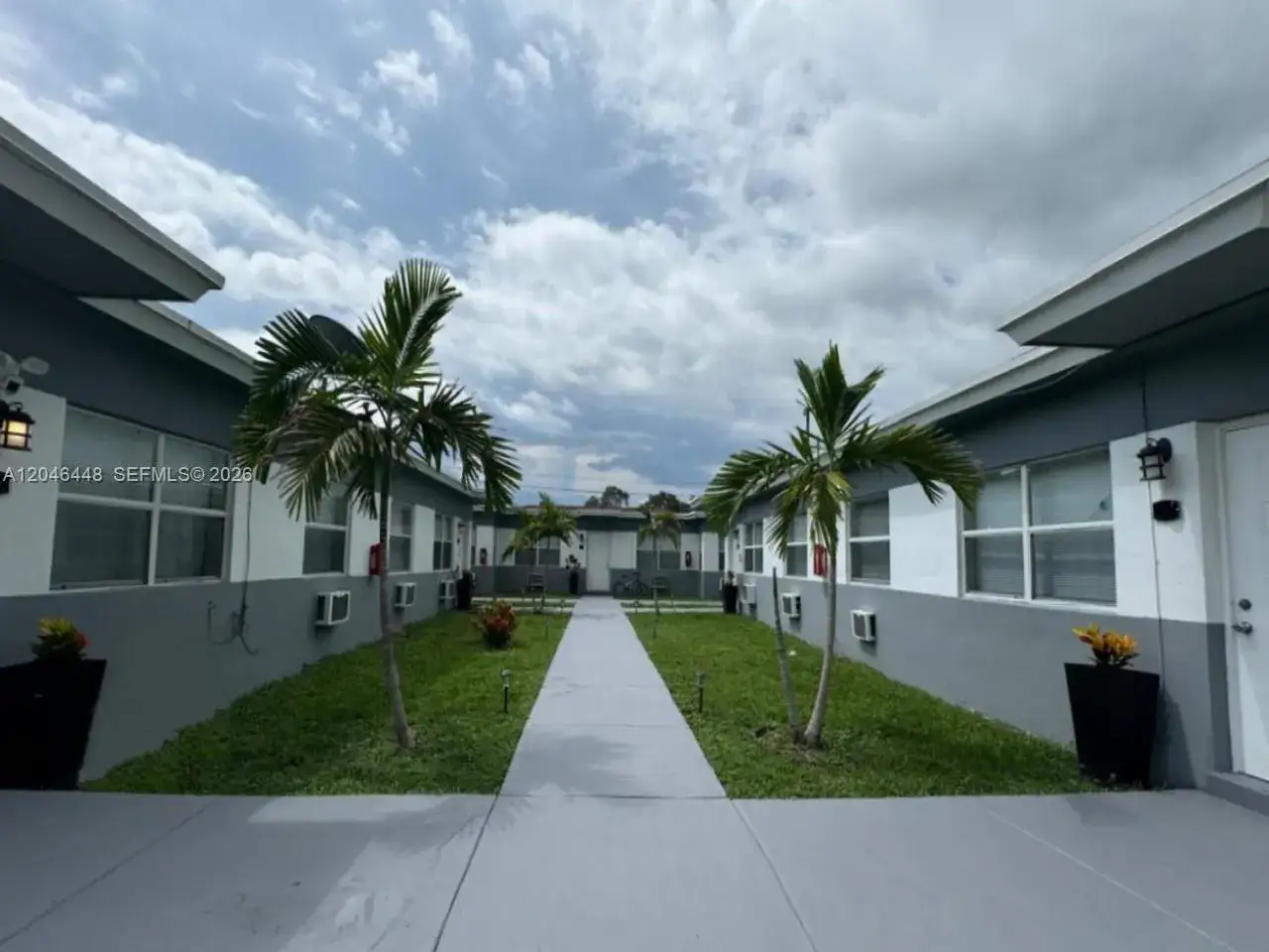 1 bedroom 1 bath Residential Lease for rent at 2300 Douglas St # 1, Hollywood FL 33020