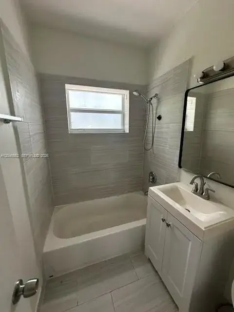 1 bedroom 1 bath Residential Lease for rent at 30 S Shore Dr # 4, Miami Beach FL 33141