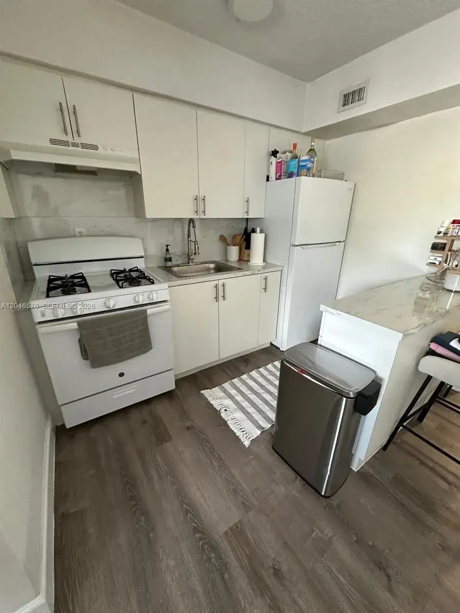 2 bedroom 2 bath Residential Lease for rent at 6805 SW 88th St # 8, Pinecrest FL 33156