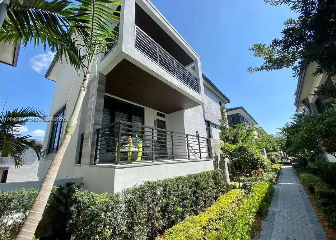 4 bedroom 3 bath Residential for sale at 8256 NW 48th Ter, Doral FL 33166