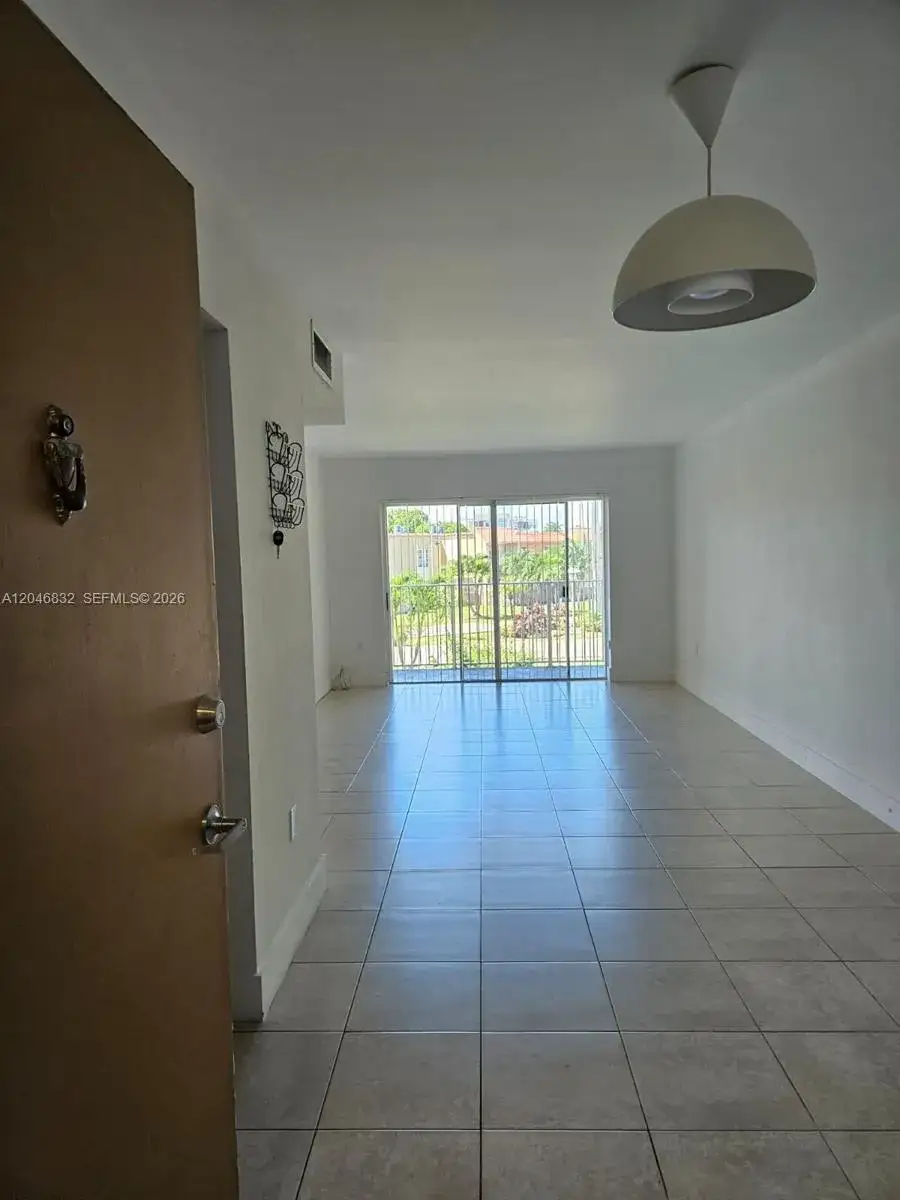 1 bedroom 1 bath Residential Lease for rent at 4900 NW 79th Ave # 206, Doral FL 33166