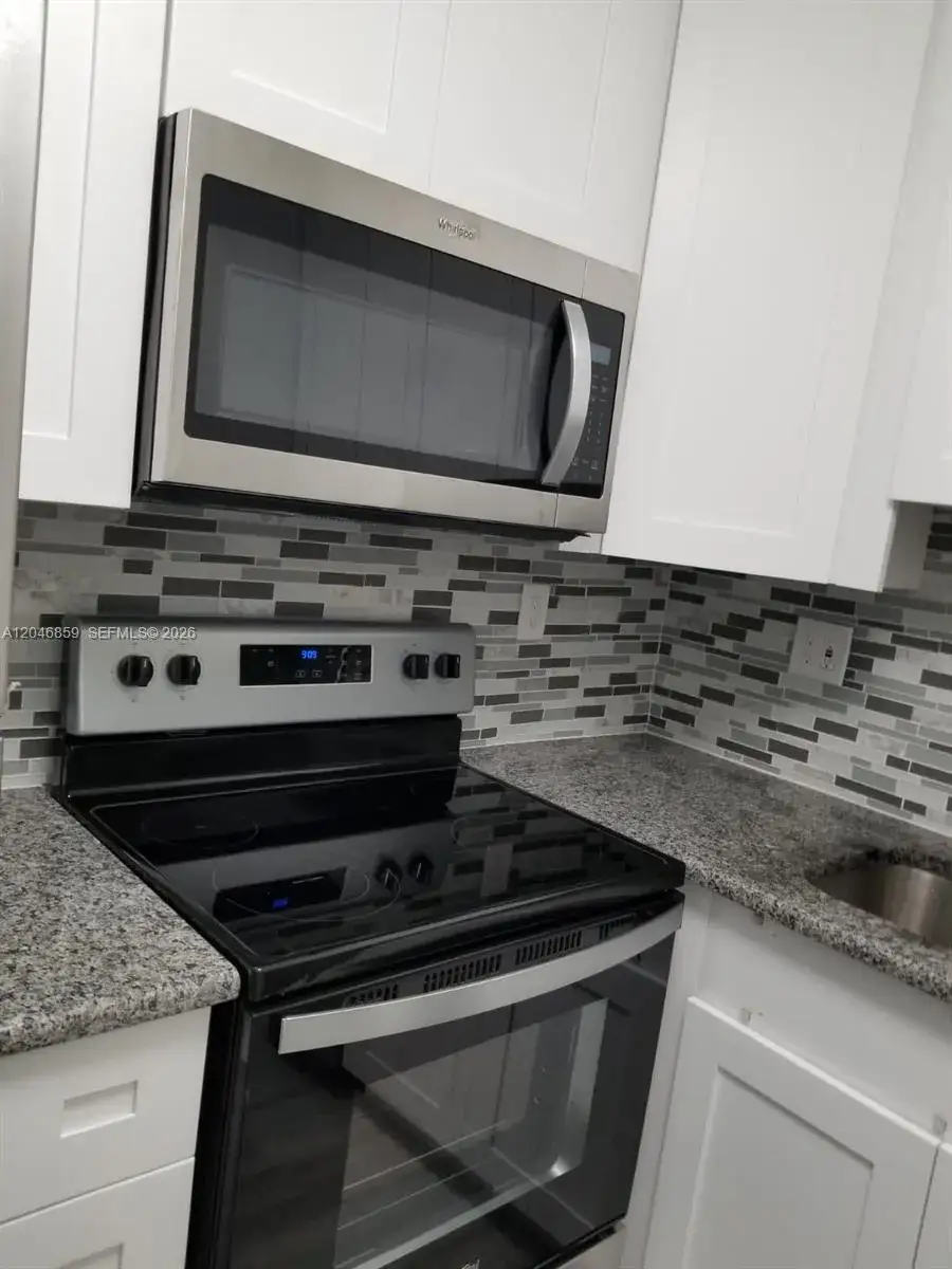 1 bedroom 1 bath Residential Lease for rent at 2990 NE 16th Ave # 105, Oakland Park FL 33334