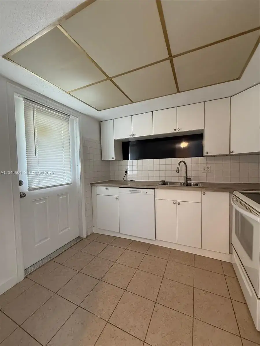 1 bedroom 1 bath Residential Lease for rent at 3300 NE 10th Ter # 53, Pompano Beach FL 33064