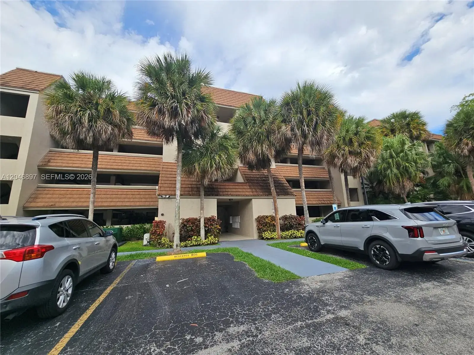 2 bedroom 2 bath Residential for sale at 461 Ives Dairy Rd # 2, Miami FL 33179