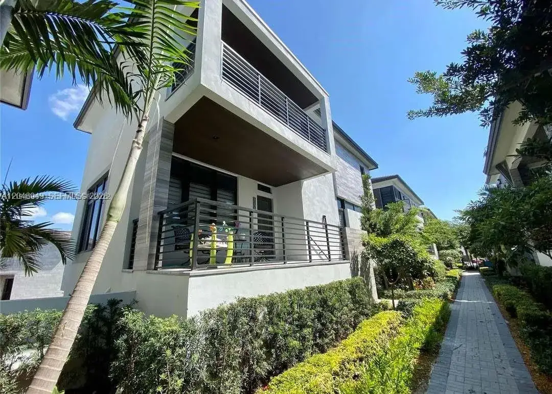 4 bedroom 3 bath Residential for sale at 8256 NW 48th ter, Doral FL 33166
