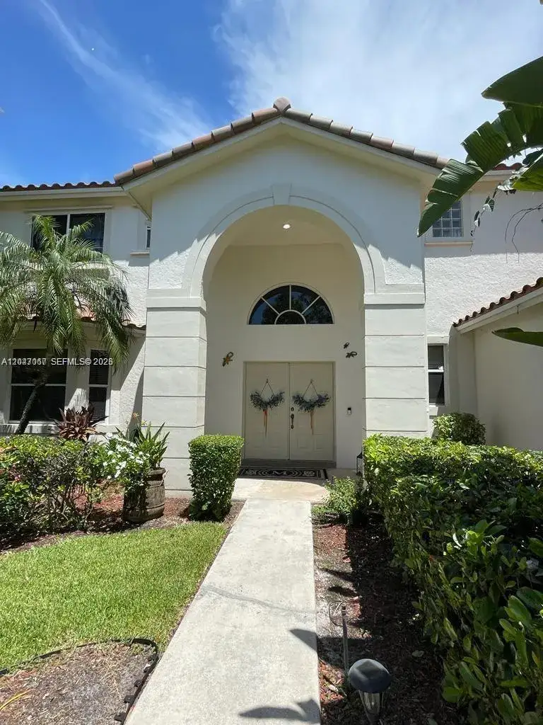 5 bedroom 4 bath Residential Lease for rent at 558 Stonemont Dr # 558, Weston FL 33326