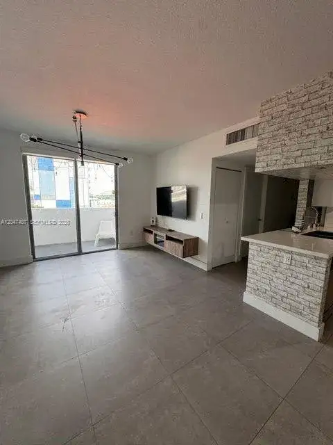 2 bedroom 2 bath Residential Lease for rent at 36 NW 6th Ave # 505, Miami FL 33128