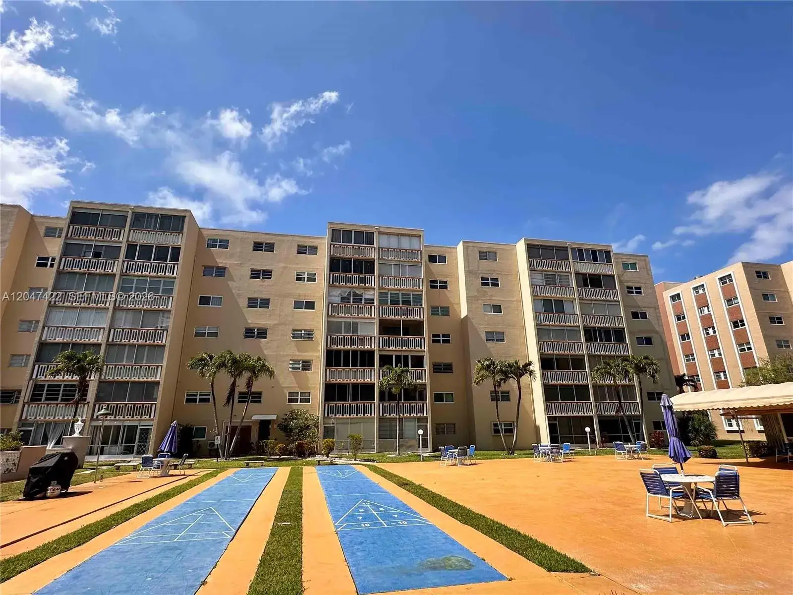 1 bedroom 1 bath Residential for sale at 500 NE 12th Ave # 705, Hallandale Beach FL 33009