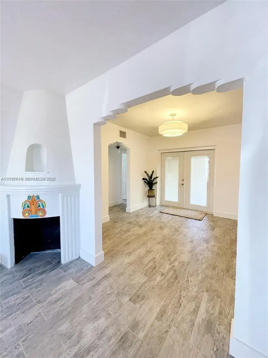 2 bedroom 2 bath Residential Lease for rent at 1040 Lenox Ave # 1040, Miami Beach FL 33139