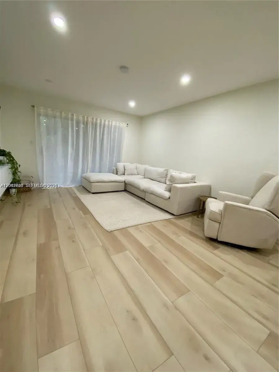 2 bedroom 2 bath Residential Lease for rent at 1200 Tallwood Ave # 302, Hollywood FL 33021